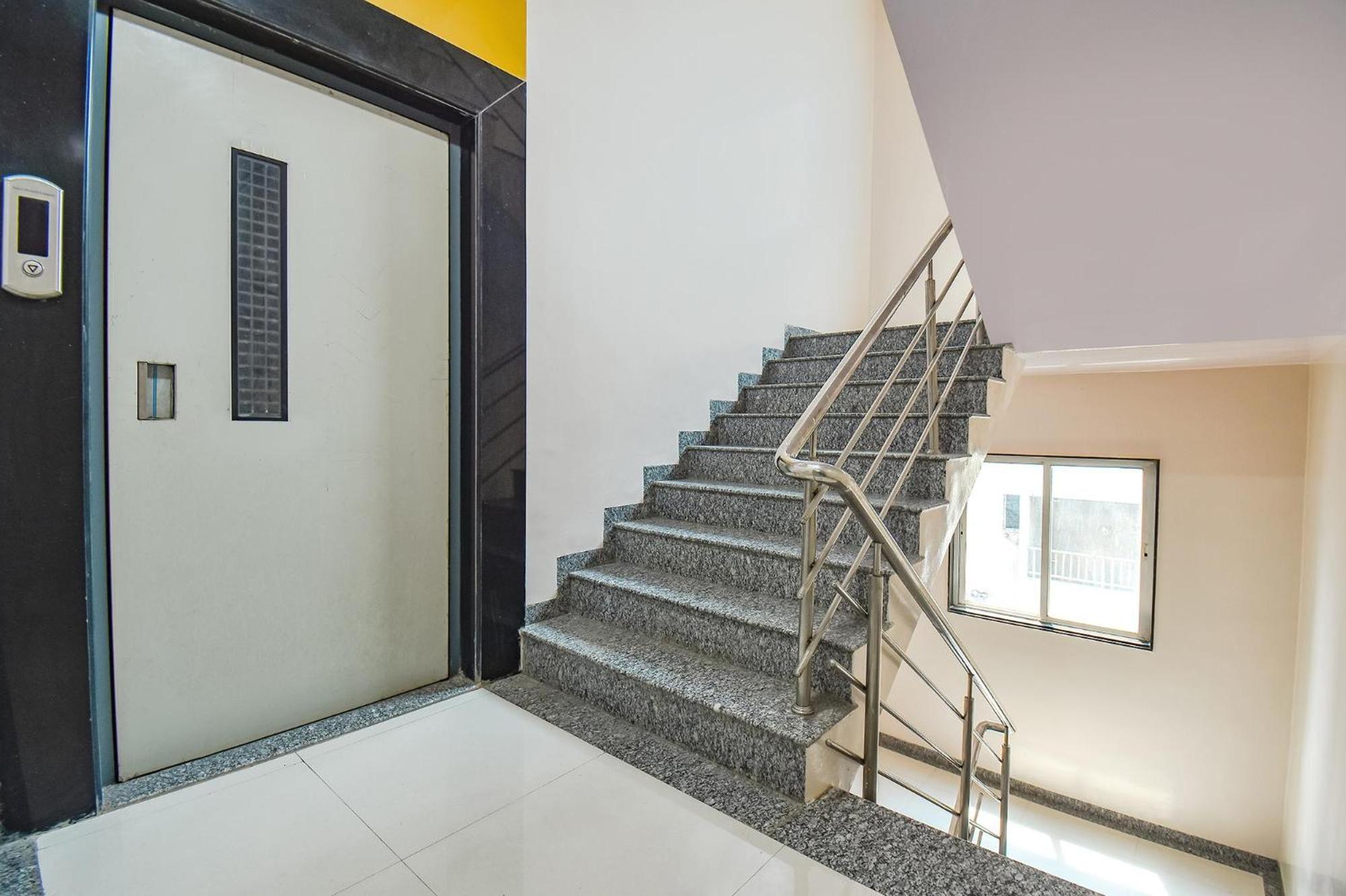 Fabhotel Skylight Studio Rooms - Nr Mcf Camp 푸네 외부 사진